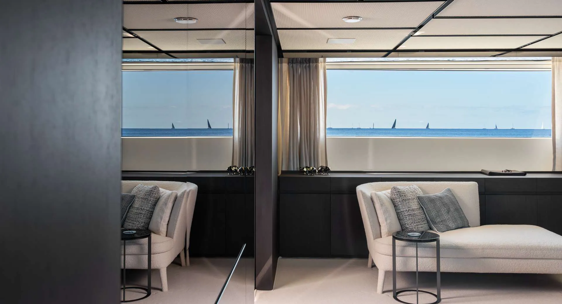 Twin cabin with two L-shaped beds by the windows